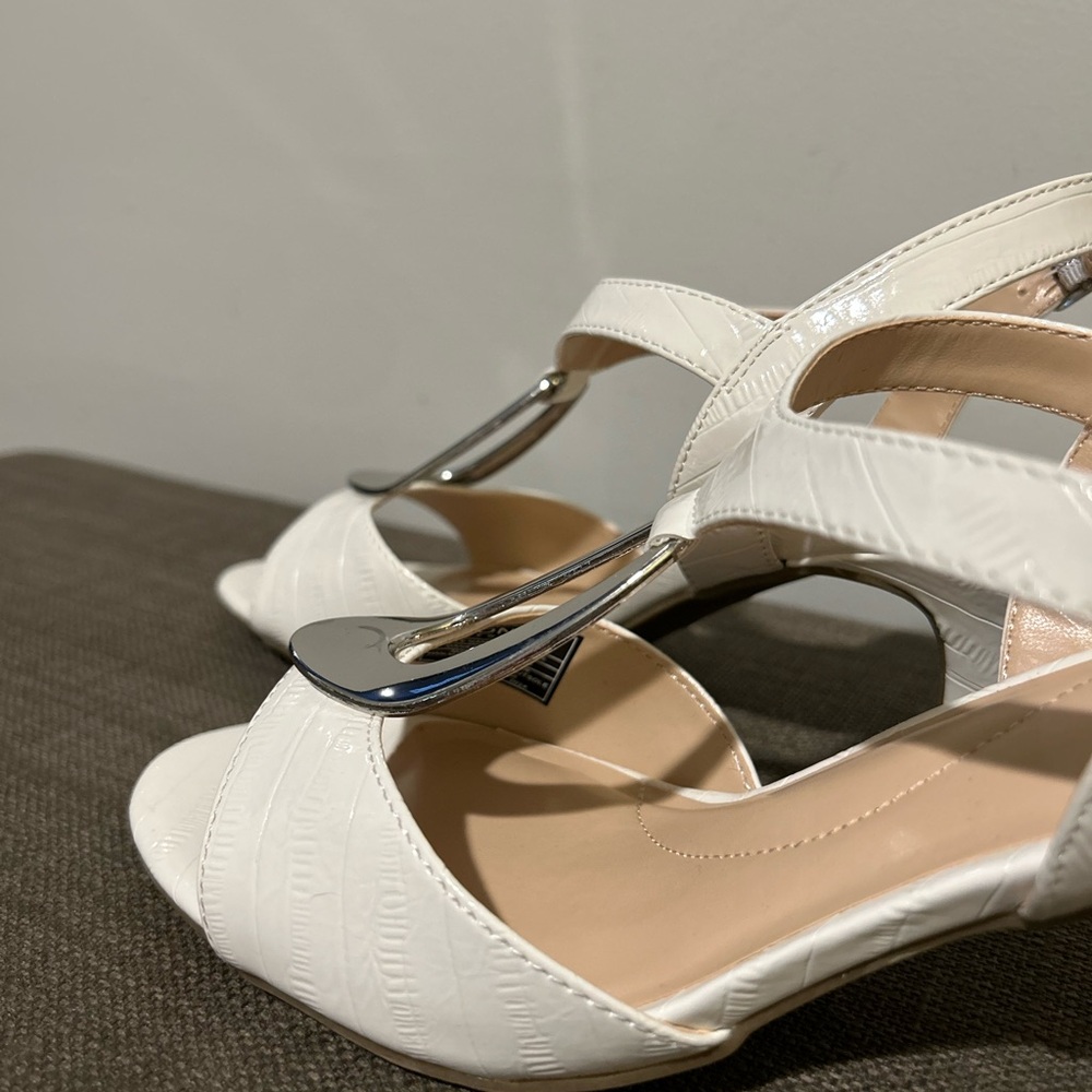 Jones New York Elegant White Sandals with Silver Accent - Picture 7 of 14